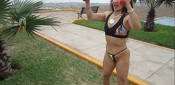  WORKOUT HOT DE LA DIOSA EN HILO DENTAL EN LA PLAYA   - PECHO Y BÍCEPS